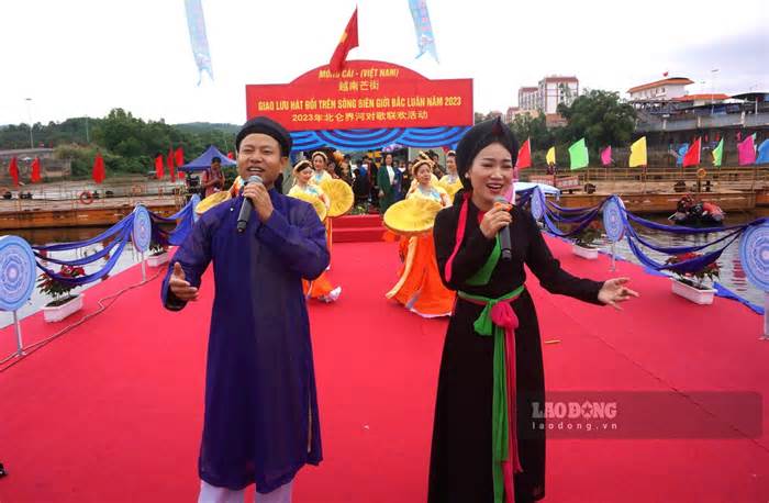 Thanh niên Việt Nam – Trung Quốc hát đối trên sông biên giới Bắc Luân
