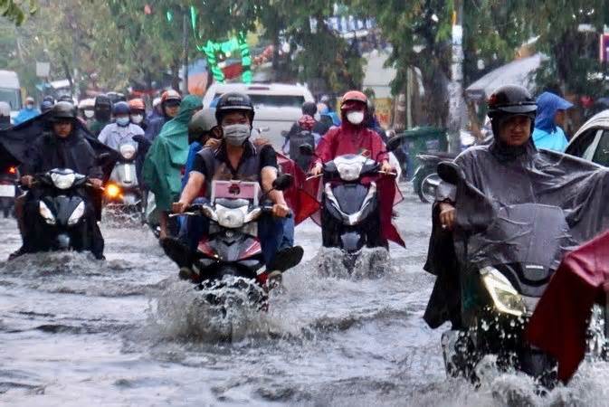 Thành phố Hồ Chí Minh: Xuất hiện mưa lớn làm ngập nhiều tuyến đường