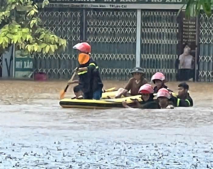 Thành phố Lào Cai ngập sâu cả mét sau cơn mưa như trút