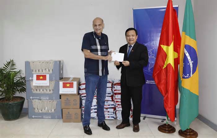 Đại sứ quán Việt Nam tại Brazil bàn giao lô hàng cứu trợ ủng hộ bang Rio Grande do Sul