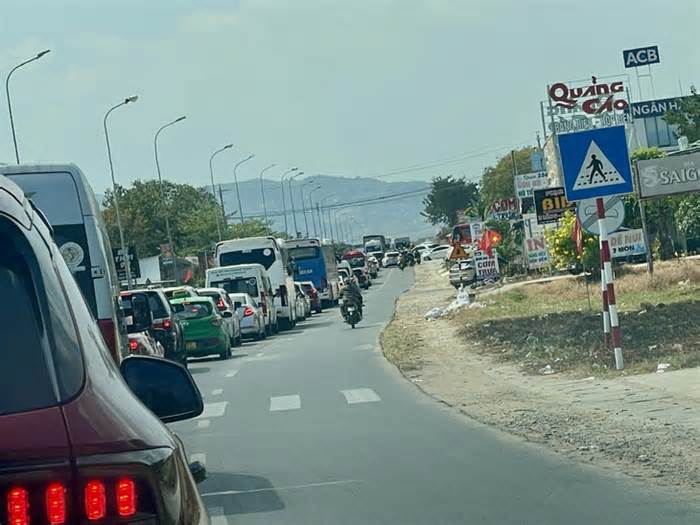 Đóng cao tốc Phan Thiết - Dầu Giây tại nút giao Ba Bàu, quốc lộ 1 qua Bình Thuận kẹt dài