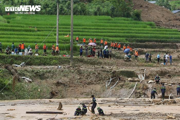 Bộ đội phơi nắng dầm mưa, lội bùn suốt 2 tuần tìm kiếm thi thể nạn nhân Làng Nủ