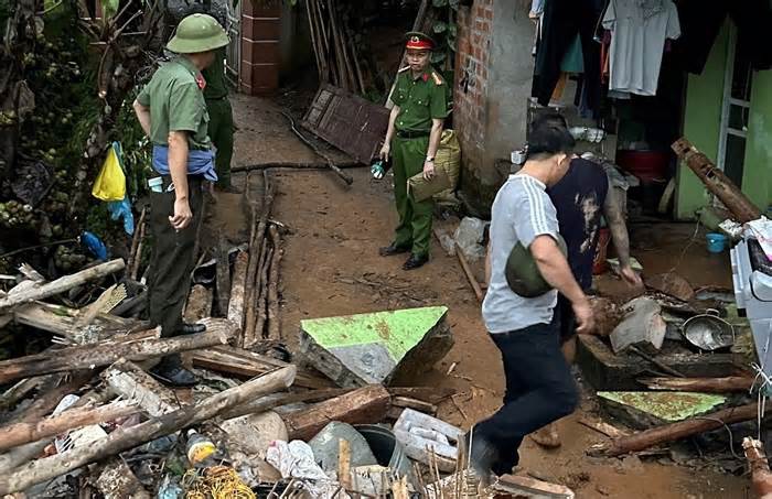 Mưa lớn làm sập nhà khiến 2 vợ chồng tử vong