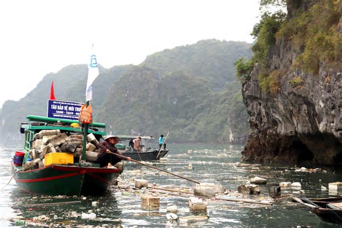 Vịnh Hạ Long 'ngộp thở' vì rác