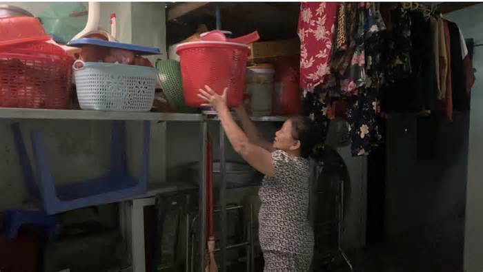 Dân ở vùng trũng Đà Nẵng làm kệ sắt kê vật dụng, phòng ngập lụt