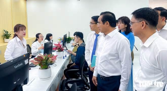 TP.HCM: Ưu tiên người cao tuổi làm thủ tục hành chính, không để người dân đi lại nhiều lần