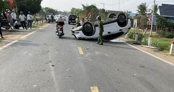 Hai xe ôtô va chạm, tài xế may mắn thoát chết
