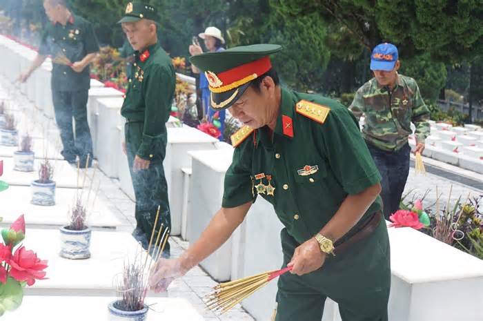 Về thắp nén nhang cho các liệt sĩ ở Vị Xuyên