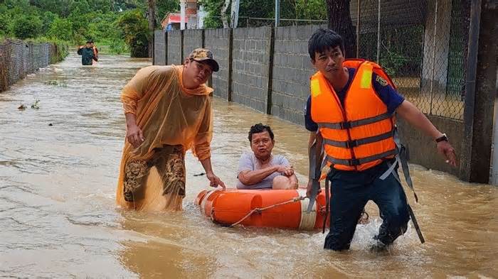 Phú Quốc ngập thành sông sau mưa lớn kéo dài