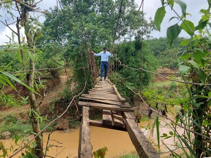 Nguy hiểm rình rập trên những cây cầu treo xuống cấp, hư hỏng tại Kon Tum