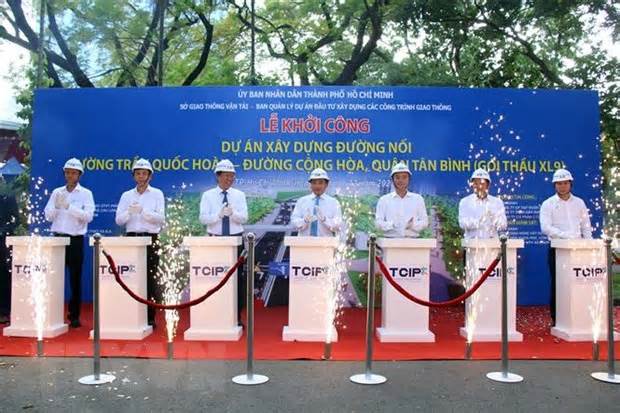 Điều chỉnh giao thông phục vụ xây hầm chui trước sân bay Tân Sơn Nhất