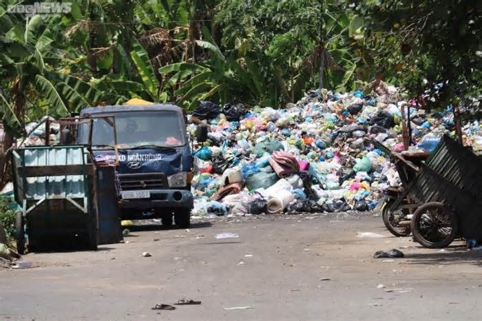 Cần Thơ: Bãi tập kết rác giữa khu dân cư bốc mùi hôi thối, dân treo biển bán nhà