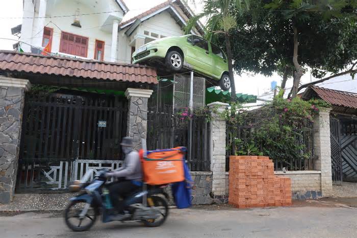 Treo ôtô lên cổng nhà 'làm kỷ niệm'