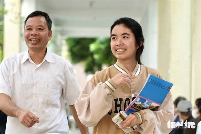 Học sinh đổ về Hà Nội thi đánh giá năng lực tranh suất vào đại học