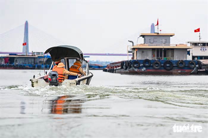 Cảnh sát giao thông đo nồng độ cồn người lái tàu trên tuyến sông Hồng