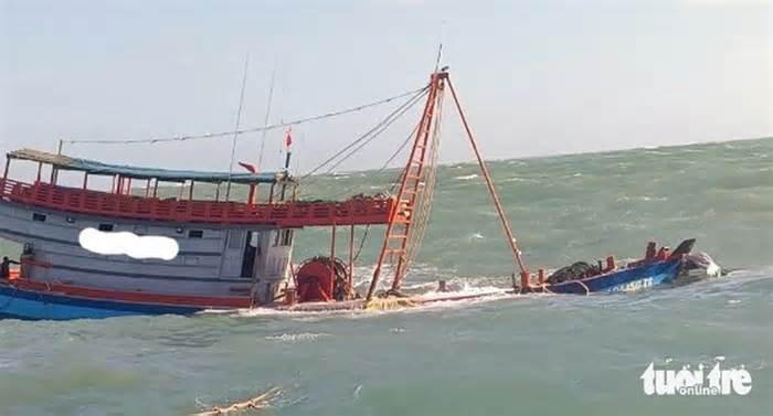 Cứu sống 13 ngư dân bị chìm tàu trên biển khi va chạm với tàu hàng nước ngoài