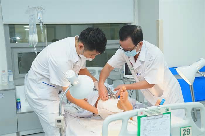 Nối thành công 2 cẳng chân bị đứt rời cho người đàn ông