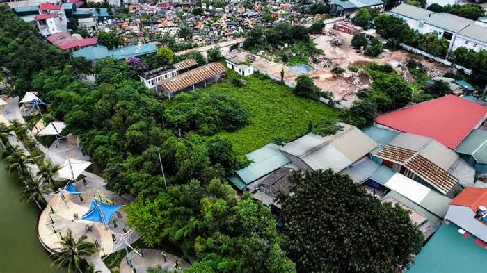 Cận cảnh khu chợ hơn 20 tỉ đồng bị bỏ hoang, cỏ mọc um tùm tại Hà Nội