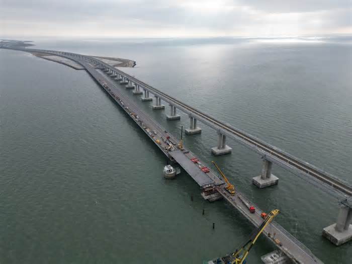 Nghi nổ trên cầu nối bán đảo Crimea với Nga