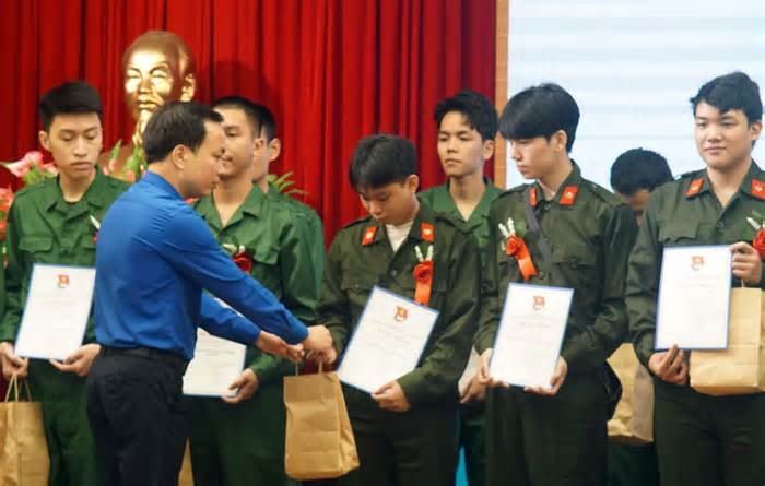 Thanh niên Hà Nội viết đơn lên đường nhập ngũ