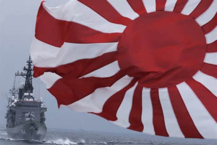Tàu chiến Nhật Bản treo lá cờ gây tranh cãi cập cảng Hàn Quốc
