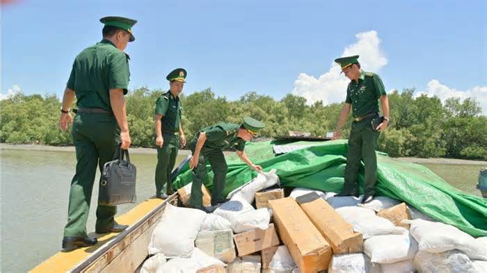 Bắt tàu 'không người' ở Kiên Giang, hai ngày chưa kiểm đếm hết hàng hoá trên tàu