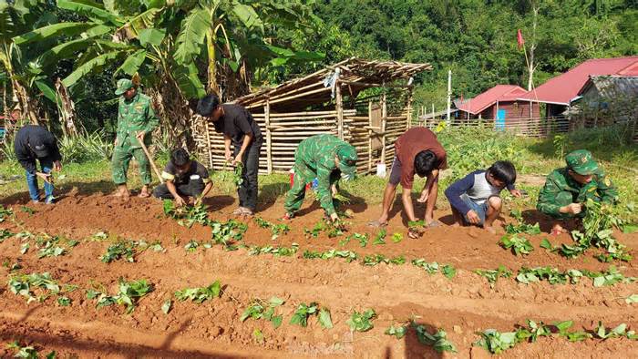 'Thứ Bảy về bản' của lính quân hàm xanh