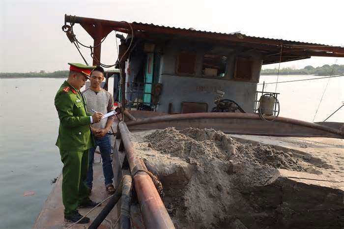 Hải Dương: Phát hiện tàu bơm cát san lấp trái phép trên sông Thái Bình