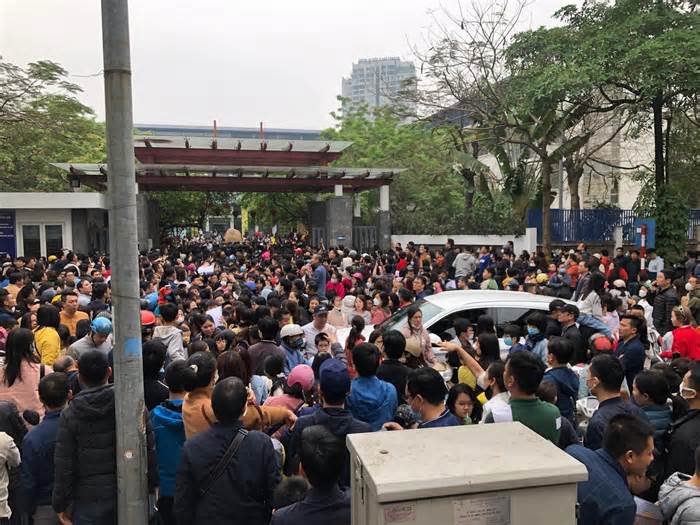 Tuyển sinh lớp 6 ở Hà Nội: Hàng nghìn phụ huynh vây quanh cổng trường