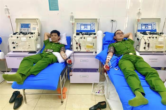 Ba cán bộ công an hiến máu cứu bác sĩ mắc ung thư máu