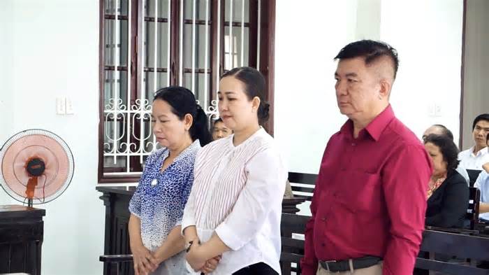 Cựu giám đốc Bệnh viện Vĩnh Long cùng 2 thuộc cấp lĩnh án vì chỉ định thầu cho Cty Việt Á