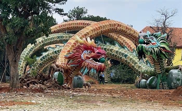 Bị phạt gần 100 triệu đồng vì mang linh vật rồng từ đường hoa Nguyễn Huệ lên lắp đặt ở Đà Lạt