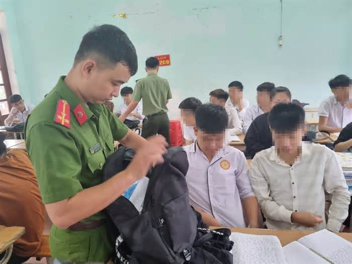 Công an Thanh Hoá đồng loạt kiểm tra tư trang của học sinh sau loạt vụ bạo lực học đường