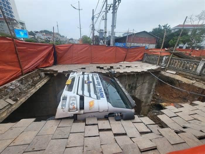 Yên Bái: Sập hành lang cầu, xe tải lọt xuống hố sâu