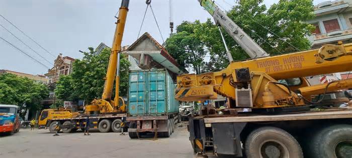 Bắc Giang: Húc đổ cổng bêtông, tài xế container tử vong trong cabin
