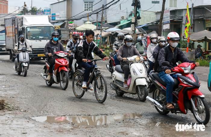 Đường hẻm xuống cấp ở TP.HCM, người dân muốn sửa phải làm sao?