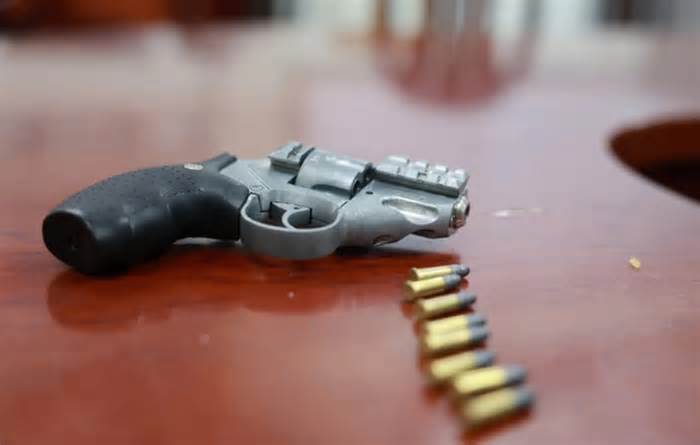 Bắt đối tượng độ súng đồ chơi thành vũ khí quân dụng rồi tập bắn tại nhà