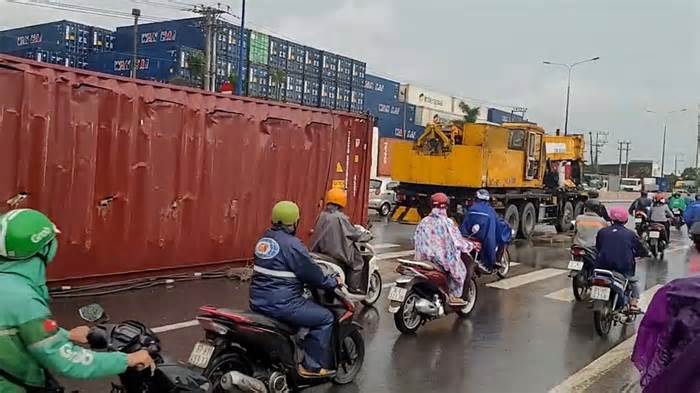 Hiện trường vụ thùng container rơi xuống đường ở Bình Dương