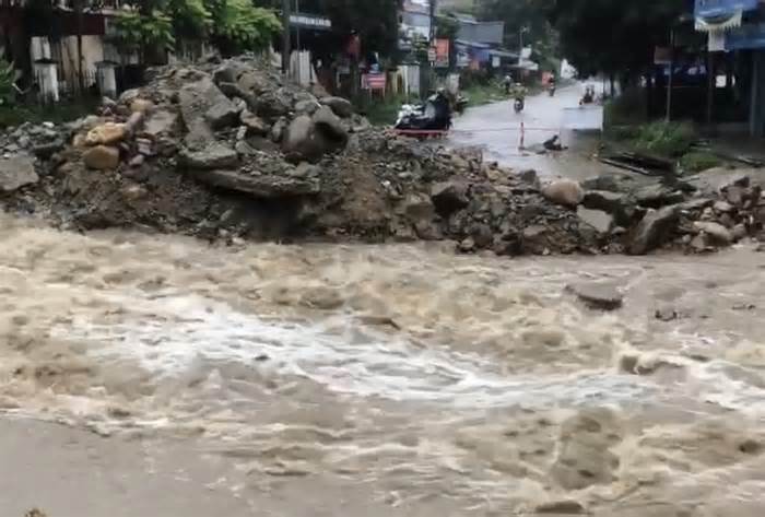 Mưa lớn gây sạt lở 138 điểm đường ở Lào Cai, ứng phó khẩn cấp với lũ quét