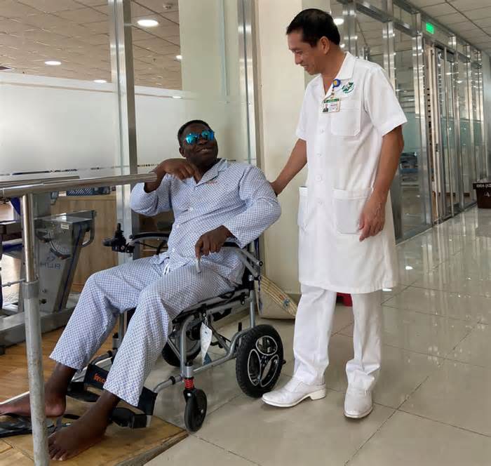Bác sĩ Việt hồi sinh đôi chân liệt 8 năm cho bệnh nhân Canada