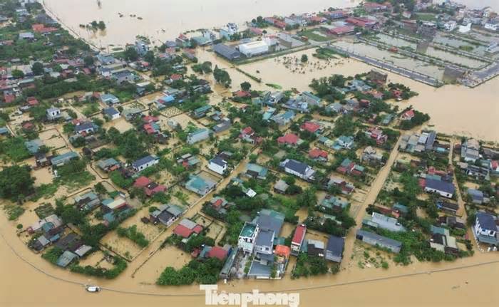Lực lượng vũ trang Thanh Hóa dầm mình trong mưa lũ giúp dân