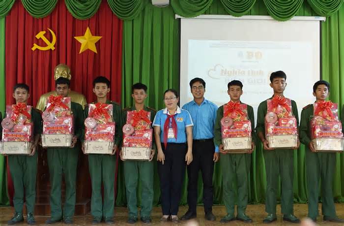 Tuổi trẻ TPHCM mang hơi ấm ngày Tết về vùng biên Bình Phước