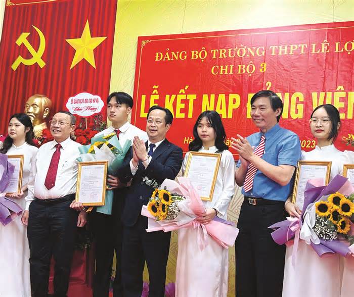 Phát triển đảng viên mới trong học sinh