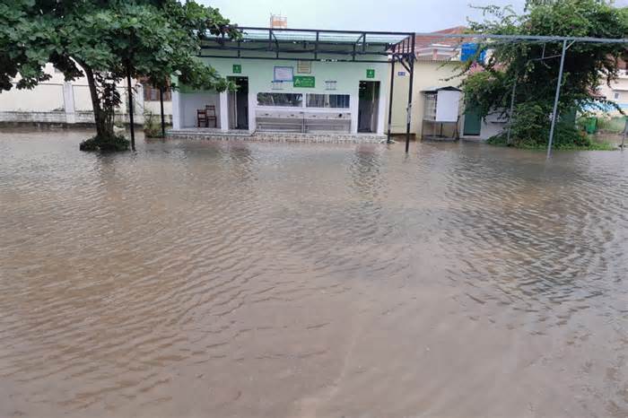 Hàng nghìn học sinh ở Bình Định nghỉ học do mưa lũ