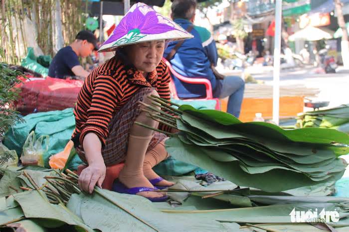 Chợ bán lá dong nhộn nhịp, cả năm chỉ họp mấy ngày cận Tết