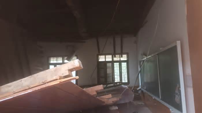 Sập trần gỗ lớp học ở Nghệ An, ít nhất 2 học sinh cấp cứu