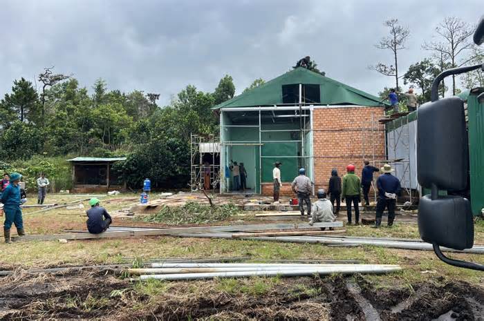 Lâm Đồng: Tháo dỡ loạt công trình ‘mọc’ trái phép trong rừng cộng đồng