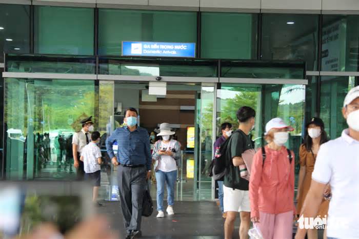 Hai người đàn ông mang chất lạ vào sân bay Phú Quốc