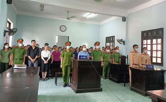 Tuyên án 20 tháng tù giam cho người phụ nữ ở Thanh Hoá đòi hôn CSGT
