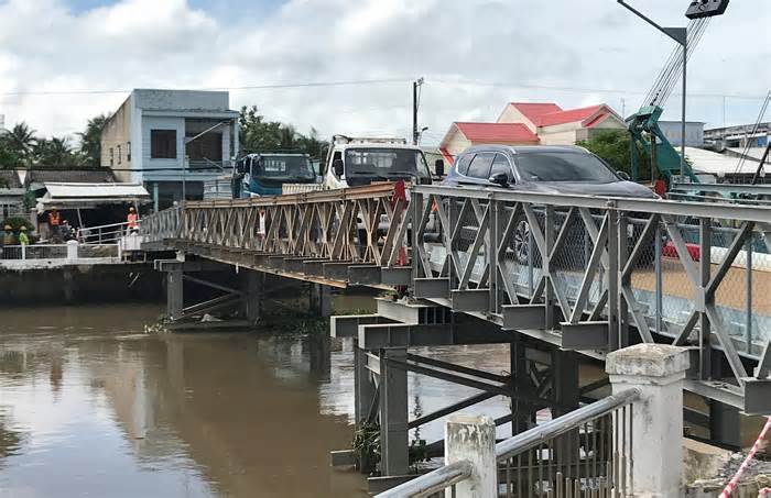 Cầu tạm bị sập ở Trà Vinh được sửa chữa, thử tải thành công với 3 xe nặng 20 tấn